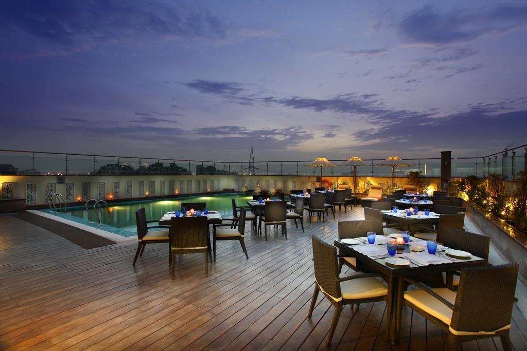 Mahagun Sarovar Portico Suites Ghaziabad Exterior photo