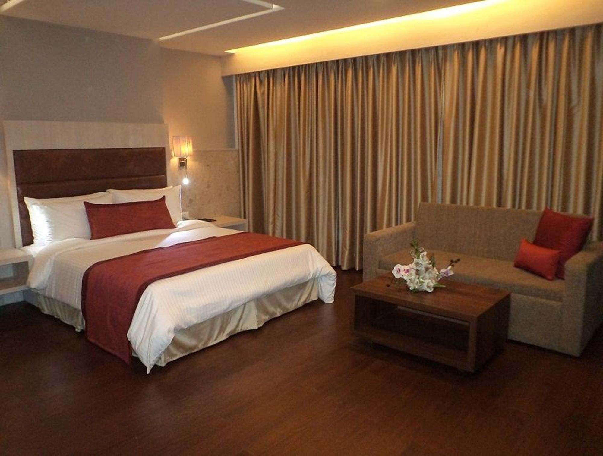 Mahagun Sarovar Portico Suites Ghaziabad Exterior photo