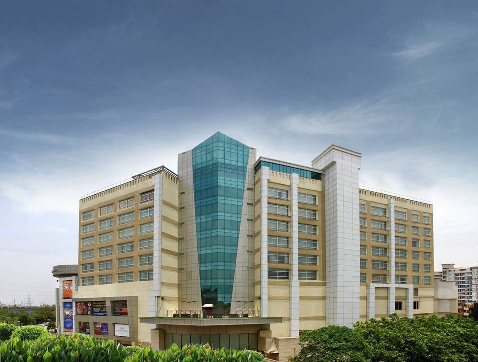 Mahagun Sarovar Portico Suites Ghaziabad Exterior photo