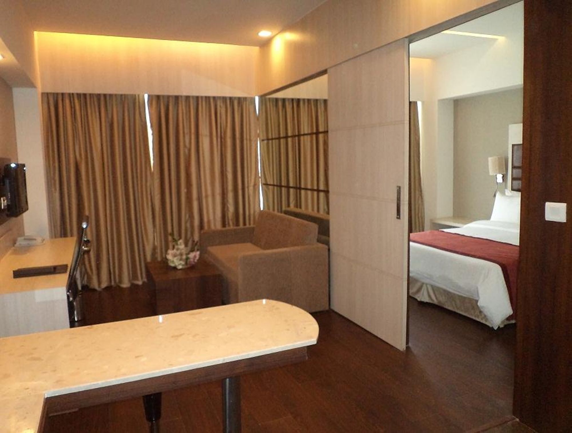 Mahagun Sarovar Portico Suites Ghaziabad Exterior photo